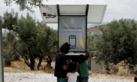 محطة تعمل بالطاقة الشمسية لتزويد المهاجرين بالكهرباء لشحن هواتفهم 
