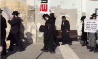 تظاهرة للمتدينين اليهود أمام المحكمة العسكرية في مدينة يافا رفضاً للتجنيد