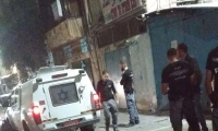 الشرطة تغلق شارع في جلجولية بعد القاء بيض على سيارة شرطة
