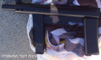 العثور على سلاح من نوع كارل جوستاب على سطح روضة أطفال في ديرحنا