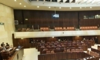 لجنة القانون والدستور تصادق على قانون يفرض عقوبة السجن لمدة عام لمن ينشر مقاطع فيديو داعمة لحماس