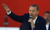 اردوغان يتعهد قطع رؤوس الخونة بعد عام من محاولة الانقلاب عليه