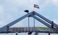 الشرطة تغلق المدخل الرئيسي للطيبة لانزال علم فلسطين