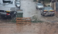 مياه الأمطار تحاصر مدخلين لمدرسة في الطيبة