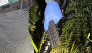 ضبط بندقية M16 في قلنسوة واعتقال مشتبهين