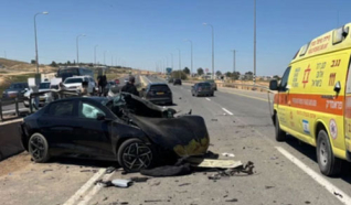 مصرع شاب وإصابة آخرين بجراح حرجة ومتوسطة بحادث طرق قرب أبو تلول في النقب