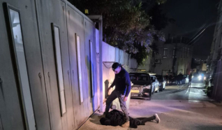 اعتقال شاب من اكسال بشبهة محاولة قتل بعد إطلاق النار ومصادرة سلاح