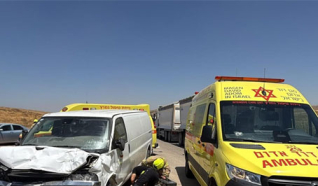 اصابة شابين بجراح حرجة ومتوسطة بحادث طرق في النقب