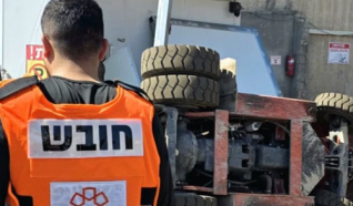 إصابة عامل بجراح متوسطة بعد انقلاب رافعة شوكية في رهط