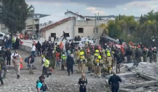 8 قتلى و 20 مصاب بعد اصابة صاروخ بشكل مباشر لمبنى في بيت شيمش