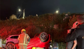 إصابة شاب بجراح خطيرة بحادث انقلاب سيارة على مفترق كفرسميع