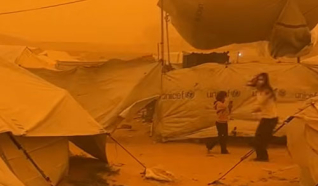 عاصفة رملية تضرب خيام النازحين في غزة وتفاقم معاناتهم