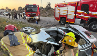 مصرع شخصين وإصابة آخرين بحادث طرق بين شاحنة وسيارة على شارع 505