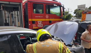 اصابة متوسطة وأخرى طفيفة بحادث طرق بين 4 سيارات وشاحنة في مدينة حيفا