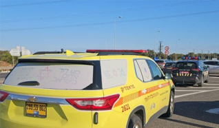 اصابة شاب بجراح حرجة بحادث طرق بين سيارة ودراجة نارية