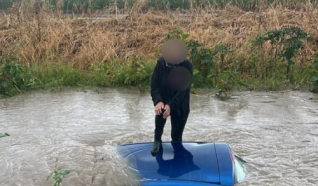 تخليص عالقين جراء فيضانات وسيول الأمطار