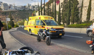 إصابة شاب بجراح خطيرة بعد اصطدام سيارة بدراجته النارية في حيفا