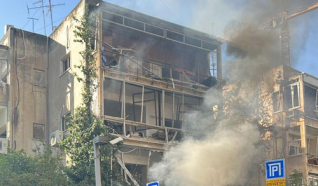 انفجارات واصابات مباشرة في تل ابيب