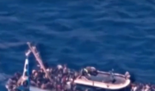 21 قتيلاً ومفقوداً مصرياً بغرق قارب هجرة متجه لليونان