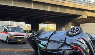 إصابة امرأة بجراح خطيرة بعد انقلاب سيارتها وسقوطها من جسر في تل أبيب