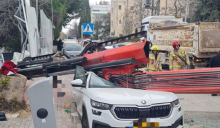 اصابة إمرأة بجراح خطيرة بحادث انقلاب رافعة في القدس