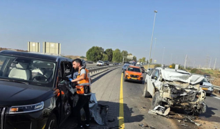 إصابة ساب بجراح متوسطة بحادث بين سيارة وشاحنة على شارع 6
