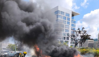 سقوط شظايا صاروخية في بني براك واندلاع النيران بعدد من السيارات في بيتح تكفا