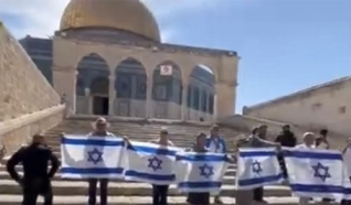 مستوطنون يقتحمون الأقصى ويرفعون العلم الإسرائيلي في باحاته