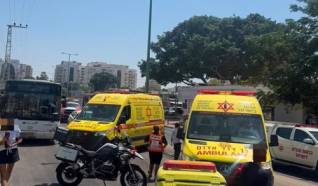 مصرع مسنة (80 عامًا) وإصابة سيدتين بجراح خطيرة ومتوسطة بحادث دهس من قبل حافلة في اشكلون