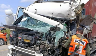 مصرع رجل وإصابة آخر بحادث طرق بين شاحنتين على شارع 232 جنوب البلاد