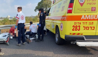إصابة شاب بجراح خطيرة بعد تعرضه لحادث طرق ذاتي على شارع 22 في حيفا