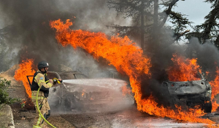 مصرع شخص واحتراق سيارتين في مسغاف عام بعد سقوط صاروخ 
