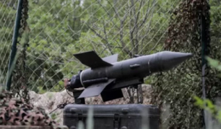 صحيفة: الحرس الثوري الإيراني زود حزب الله اللبناني بقنابل وصواريخ تحمل رؤوسا إلكترومغناطيسية متفجرة