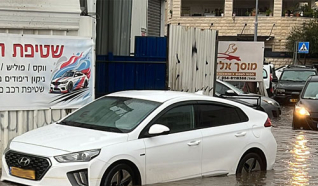 مياه الامطار تغرق منطقة مسجد الروضة في جلجولية