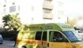 إصابة شاب بجراح خطيرة بحادث طرق بين عدة سيارات في مركز البلاد