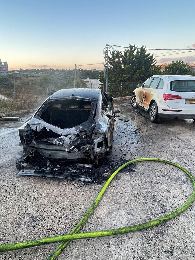 احتراق ثلاث سيارات وإخلاء منزل مجاور في دالية الكرمل دون إصابات