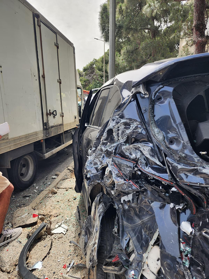 اصابة متوسطة وأخرى طفيفة بحادث طرق بين 4 سيارات وشاحنة في مدينة حيفا