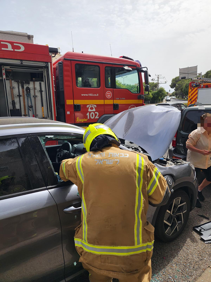 اصابة متوسطة وأخرى طفيفة بحادث طرق بين 4 سيارات وشاحنة في مدينة حيفا