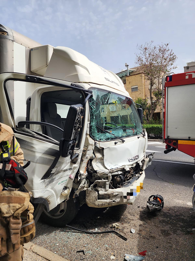 اصابة متوسطة وأخرى طفيفة بحادث طرق بين 4 سيارات وشاحنة في مدينة حيفا