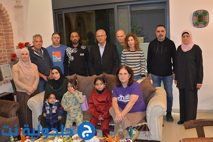 زيارة وفد من مجموعة نقف معا للشاب محمد أبو حامد الذي تعرض لاعتداء عنصري