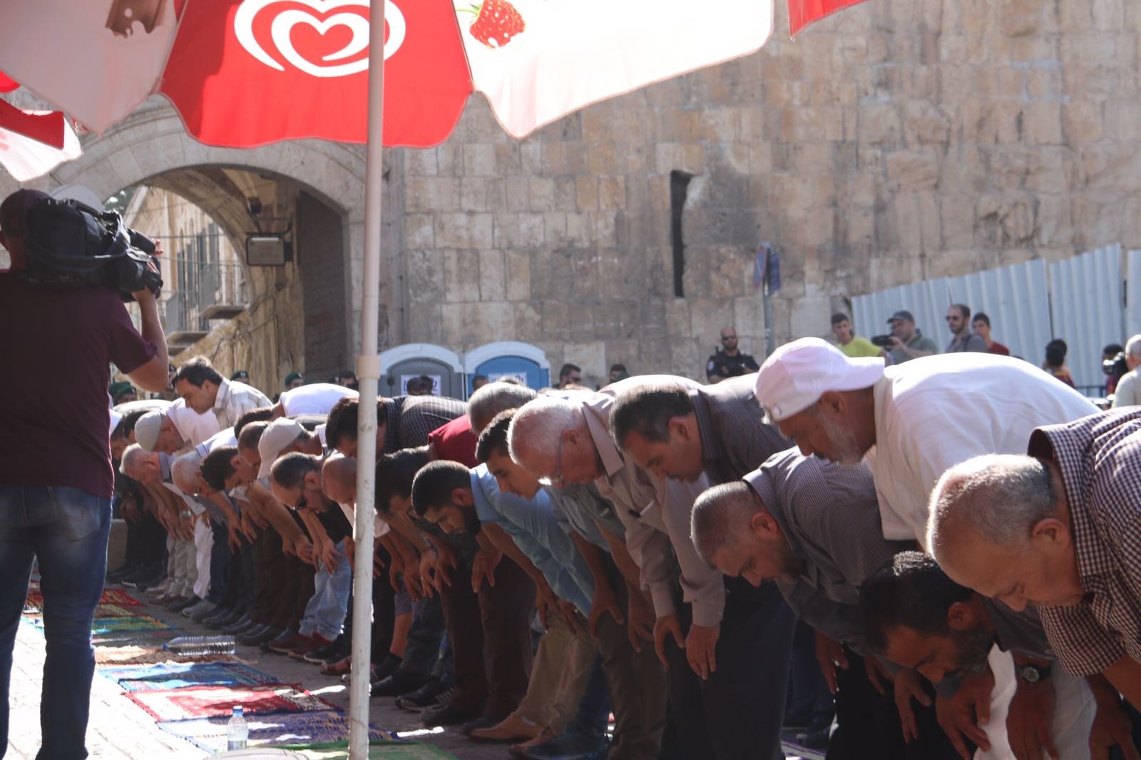 المقدسيون يرفضون دخول الأقصى عبر البوابات الالكترونية