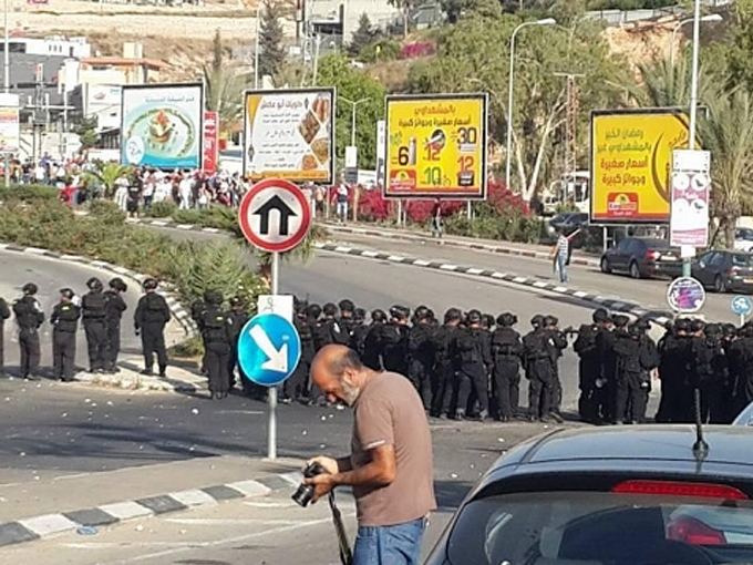 ام الفحم: خلال مظاهرة يوم الغضب إلقاء حجارة والشرطة ترد بإطلاق الغاز المسيل للدموع
