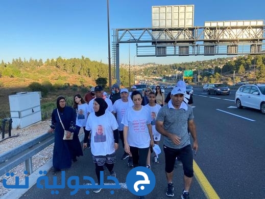 مسيرة الأمهات تخرج من أبو غوش في طريقها لمكتب رئيس الدولة