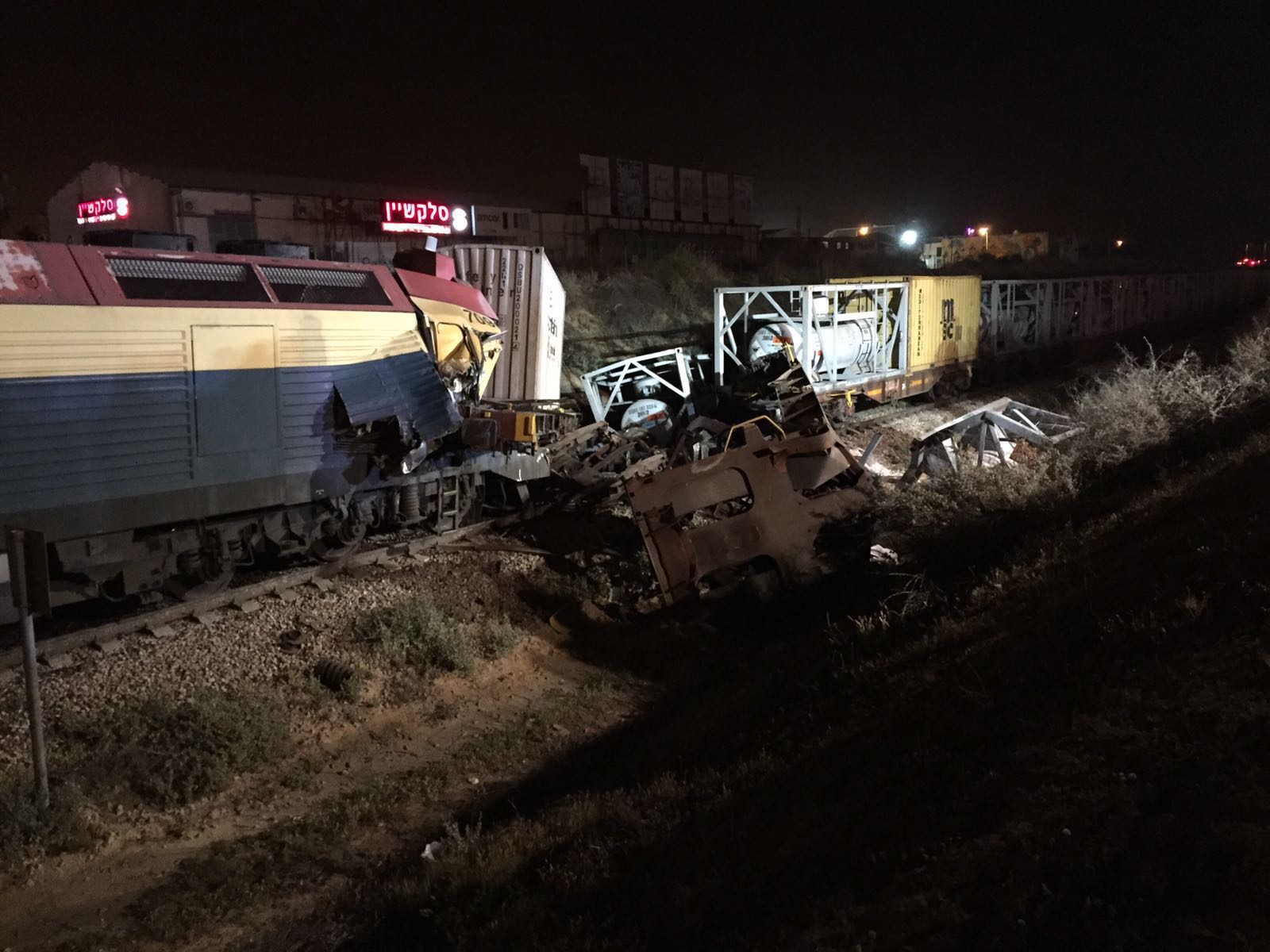 إصطدام قطارين في النقب أحدهما محمل مواد سامة