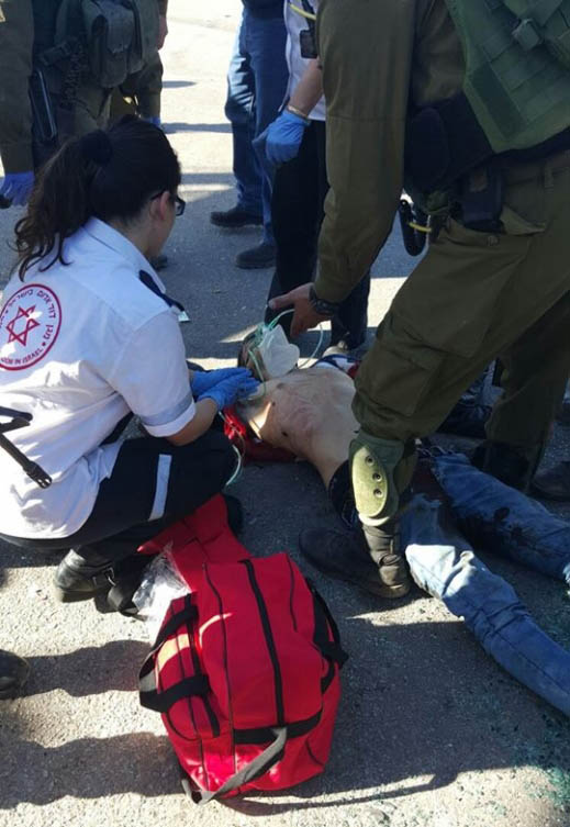اصابة فلسطيني بجراح خطيرة بعد محاولته دهس جنود 