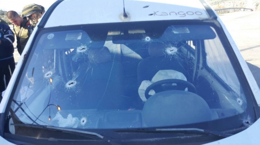 اصابة فلسطيني بجراح خطيرة بعد محاولته دهس جنود 