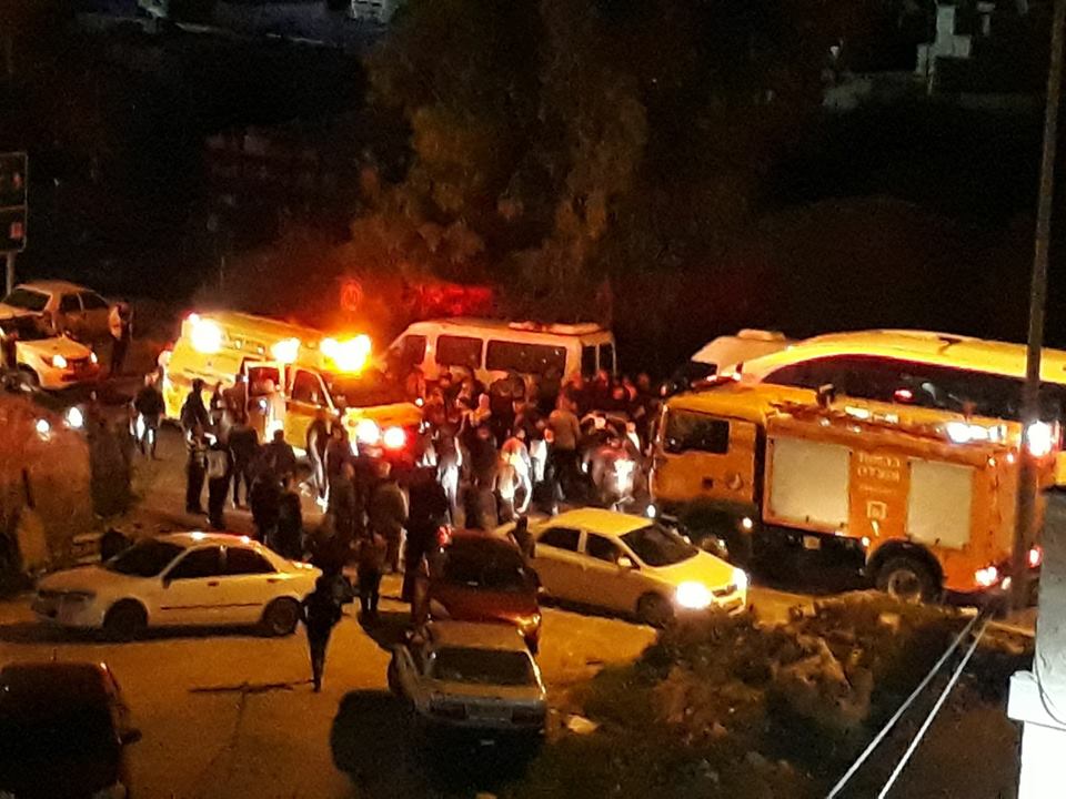 مصرع مسن بحادث طرق بين سيارة وحافلة 