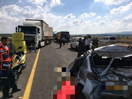 مصرع سيدة في حادث بين سيارة وشاحنة