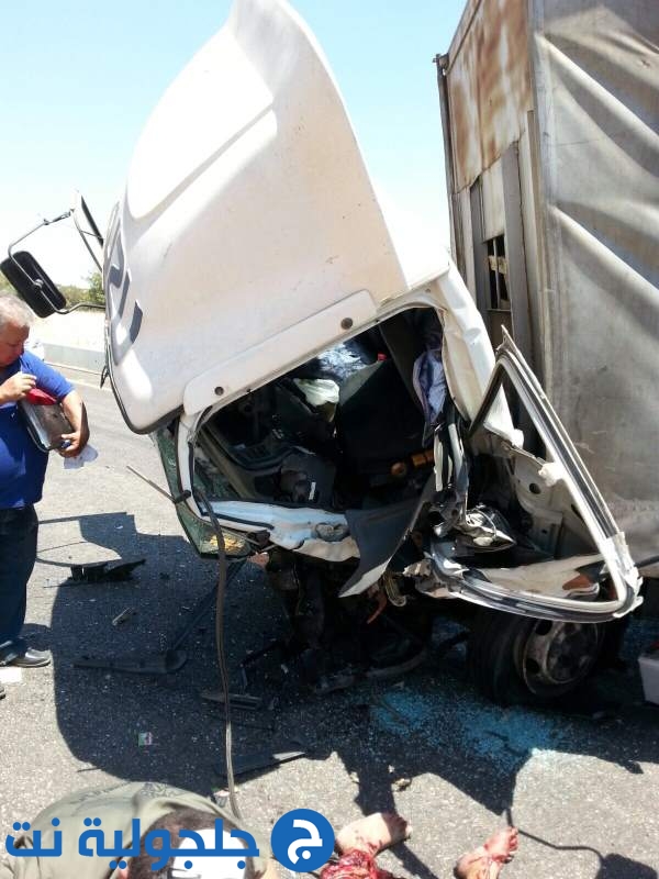 اصابات متفاوتة في حادث طرق بين شاحنة ومركبة خصوصية