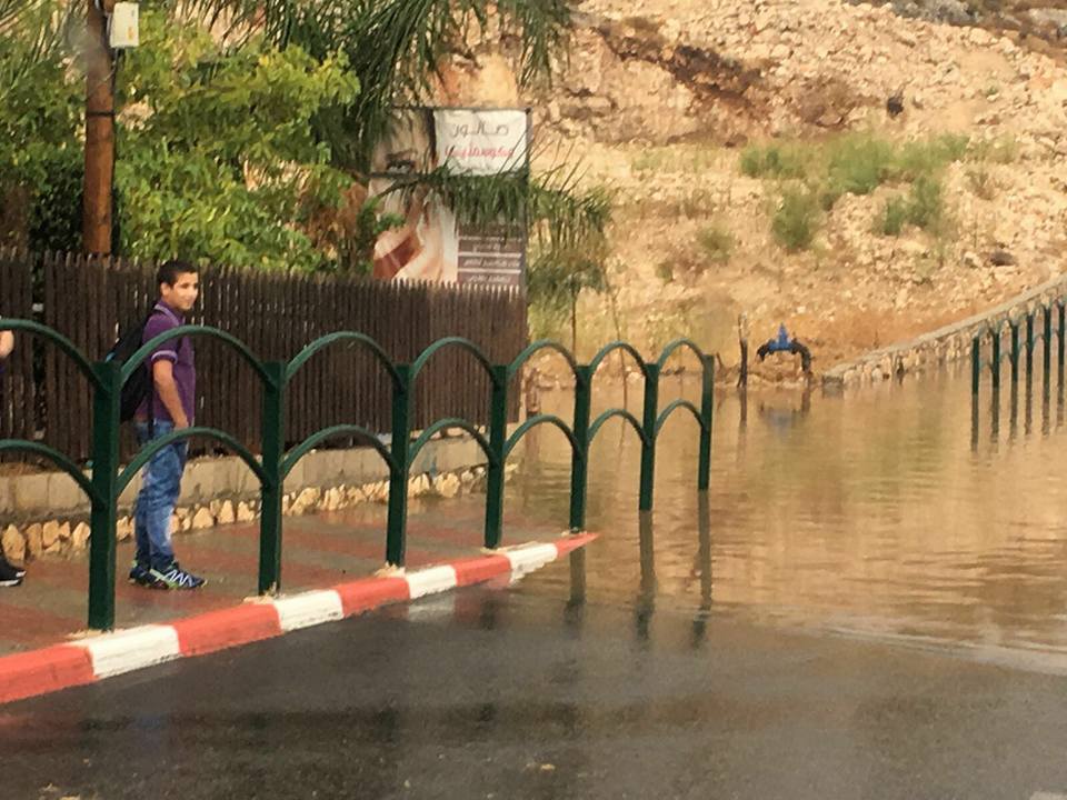 مياه الأمطار تتسبب باغلاق شارع رمانة - العزير
